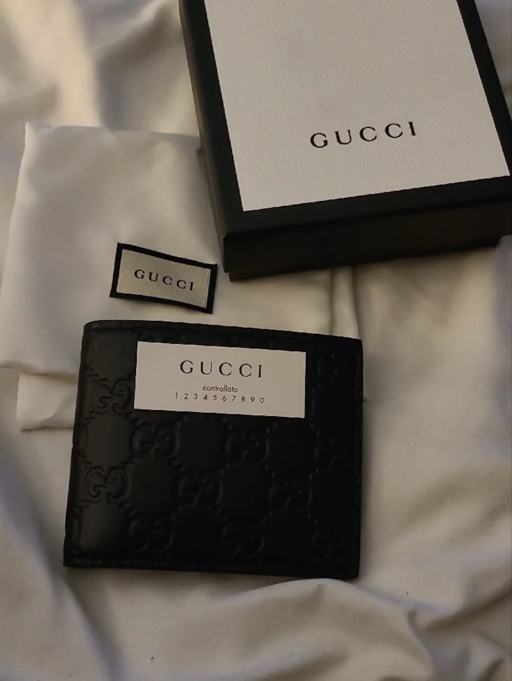 GUCCI GG Emblem Bi-Fold Leather Wallet - BRAND NEW IN BOX with Bow.